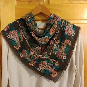 Express square scarf